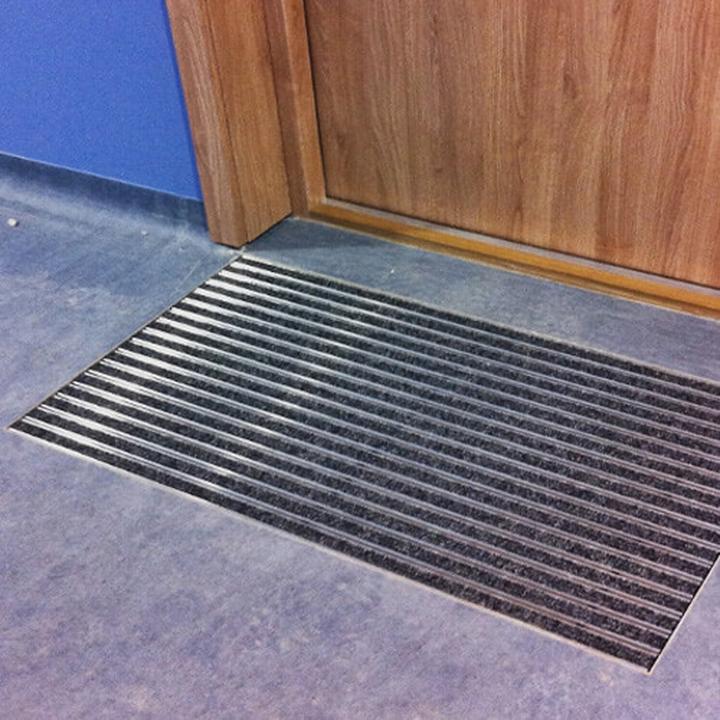 Dlaczego warto rozważyć inwestycję w systemowe wycieraczki?