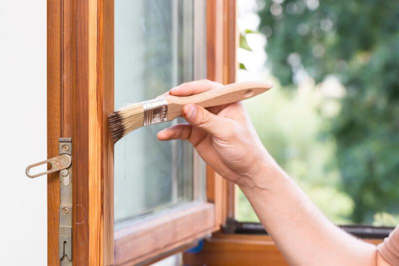 Ile kosztuje naprawa okien drewnianych? Sprawdź, czy to się opłaca!