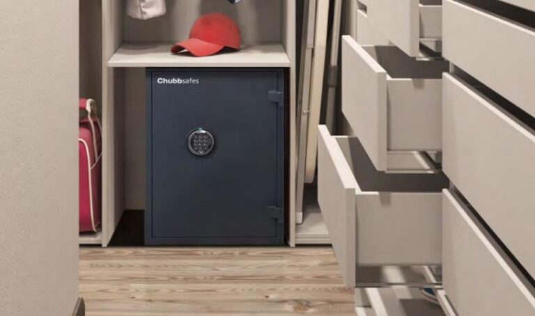 Skuteczne sposoby na ukrycie sejfu w domu przed nieproszonymi gośćmi