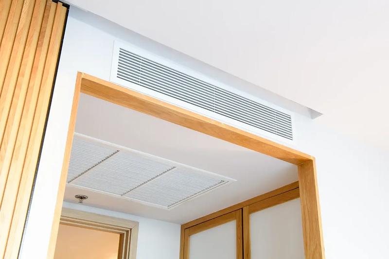 Sposoby na ukrycie klimatyzacji w salonie i podniesienie estetyki wnętrza