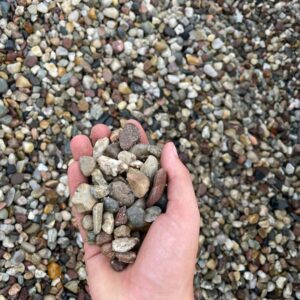 Ile zapłacisz za tonę żwiru płukanego? Sprawdź ceny w różnych województwach!