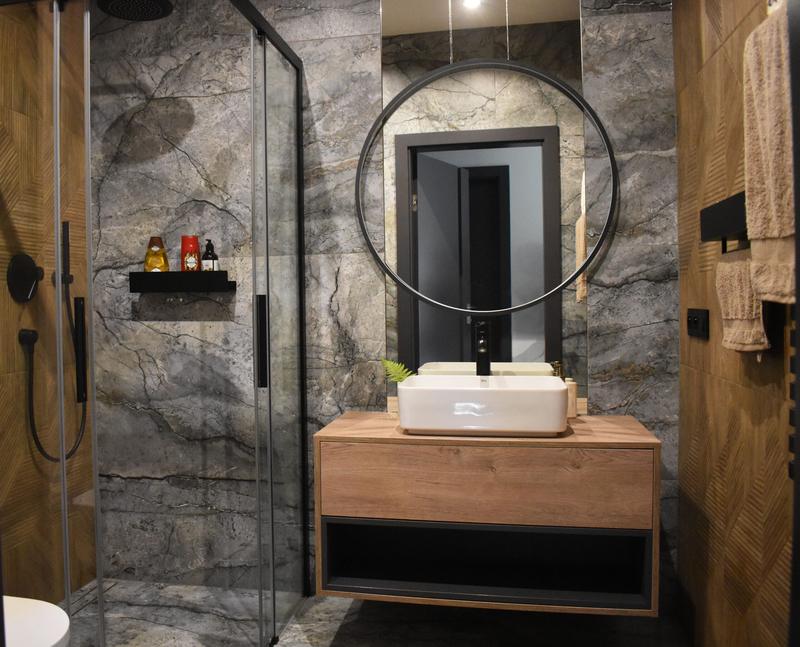 Odważne palety barw w łazience