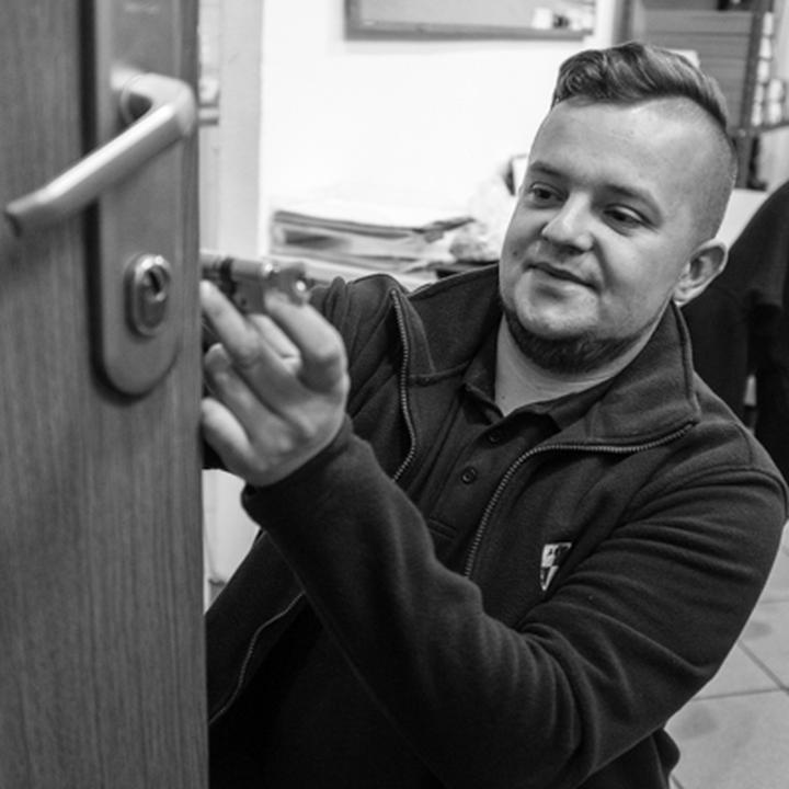 Bezproblemowa wymiana zamków w Katowicach – praktyczny poradnik ślusarski