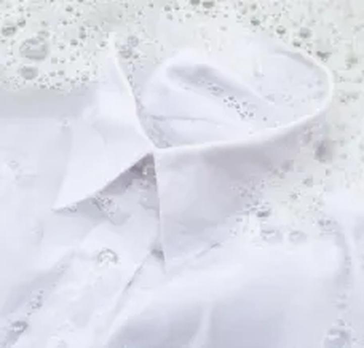 Jak skutecznie wybielać białe ubrania i unikać prania z błędami