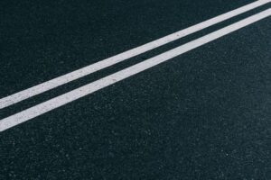 Asfalt na podjazd – czy opłaca się inwestować i jakie są koszty jego wykonania?