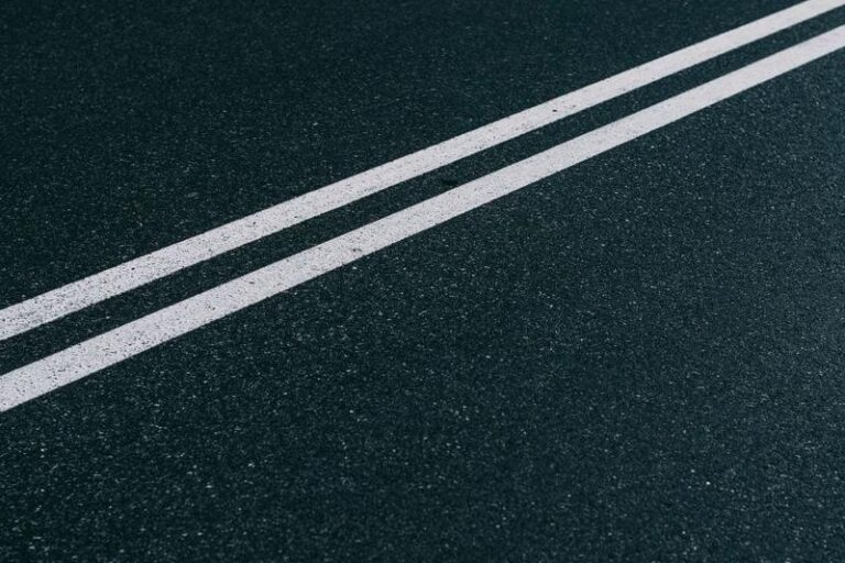 Asfalt na podjazd – czy opłaca się inwestować i jakie są koszty jego wykonania?