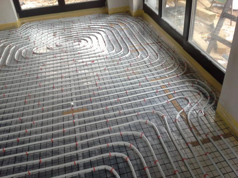 Jak nie żałować wyboru podłogi do salonu z ogrzewaniem podłogowym?